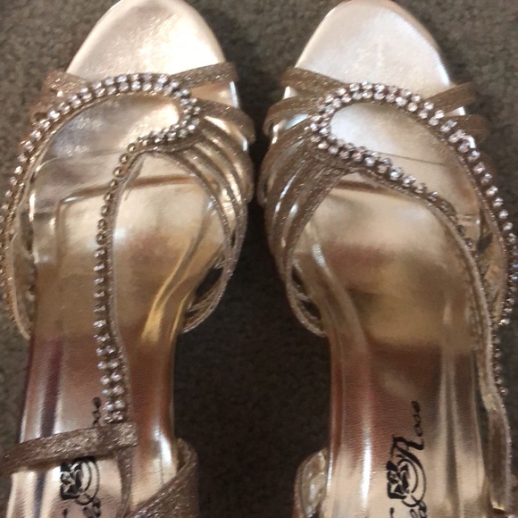 Gold shoes. - Picture 6 of 6